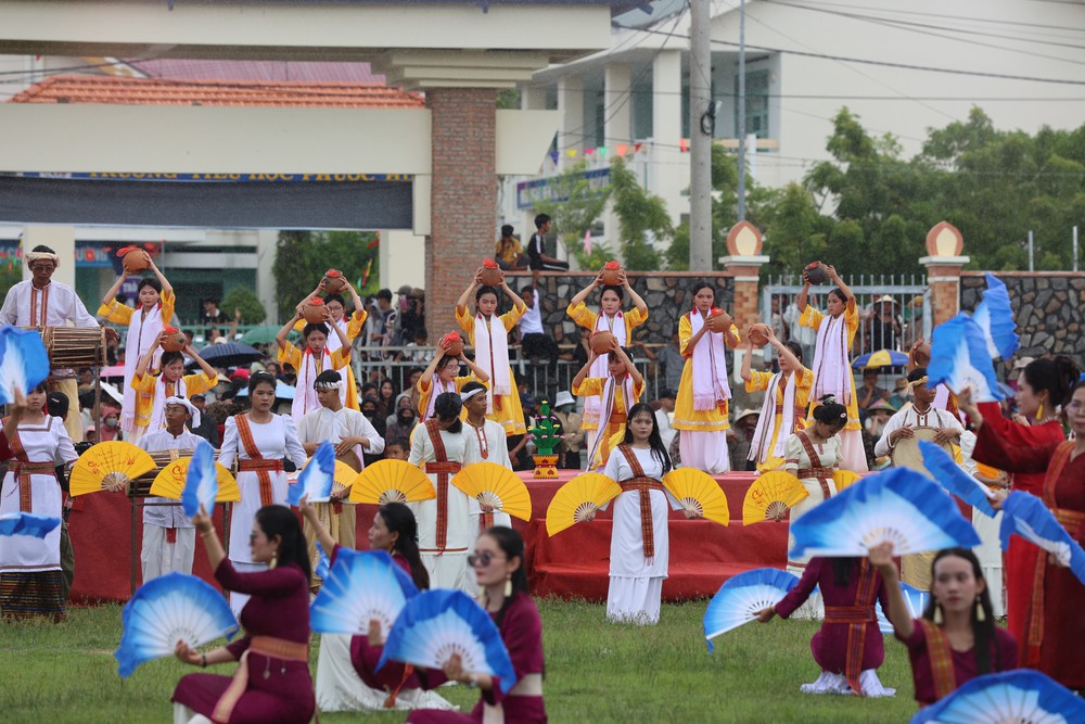 Lễ rước y trang trong lễ hội Katê: Nét đẹp truyền thống giữ mạch nguồn di sản - Ảnh 7.
