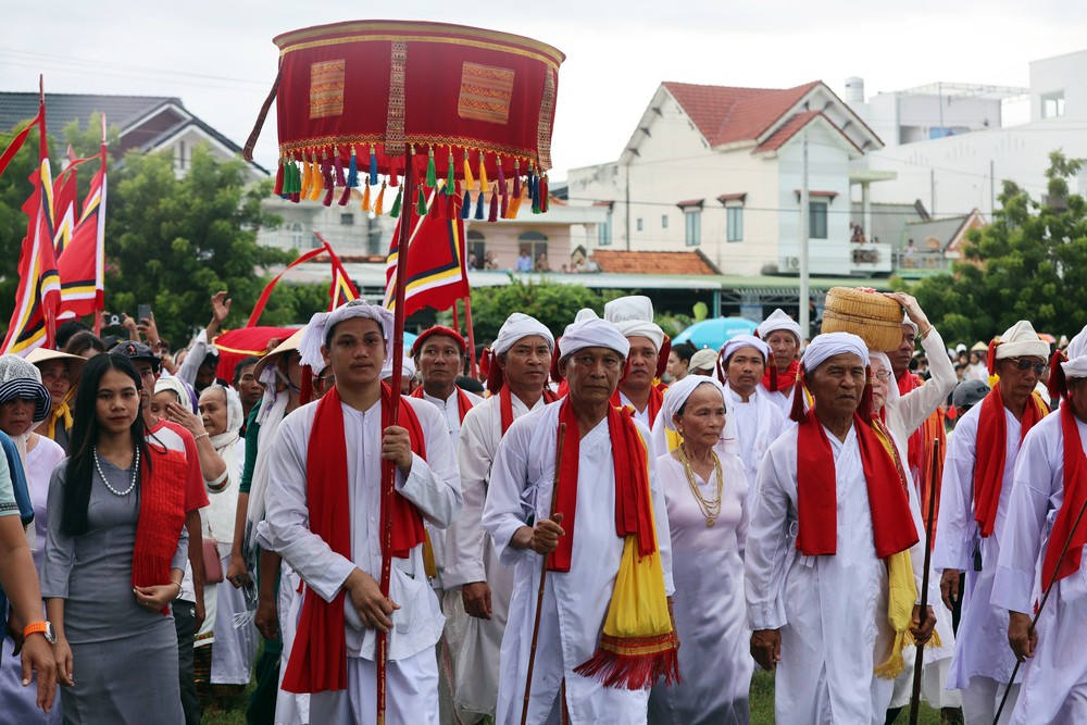 Lễ rước y trang trong lễ hội Katê: Nét đẹp truyền thống giữ mạch nguồn di sản - Ảnh 1.