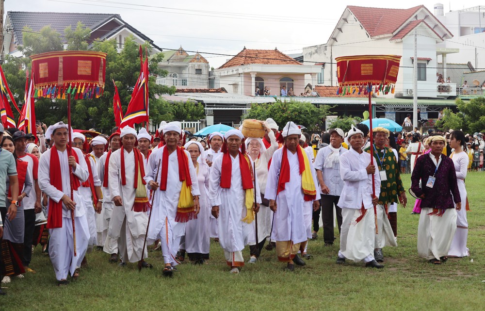 Lễ rước y trang trong lễ hội Katê: Nét đẹp truyền thống giữ mạch nguồn di sản - Ảnh 2.