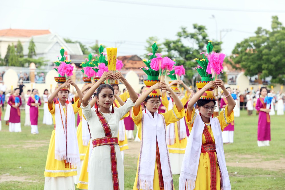Lễ rước y trang trong lễ hội Katê: Nét đẹp truyền thống giữ mạch nguồn di sản - Ảnh 3.