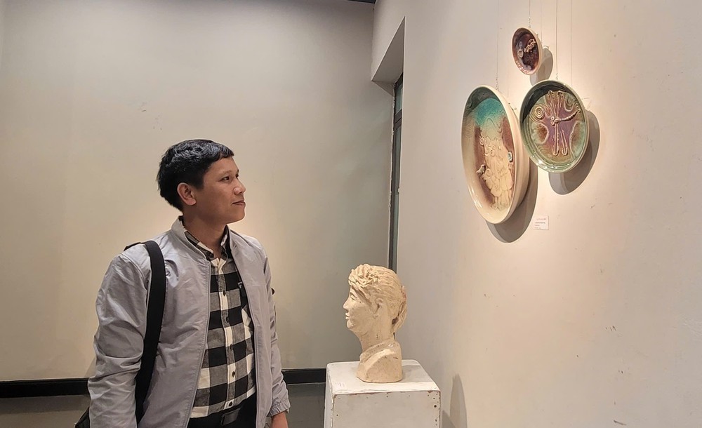 Sắc xuân Bính Ngọ trong nghệ thuật gốm - Ảnh 2. Sắc xuân Bính Ngọ trong nghệ thuật gốm - Ảnh 2.