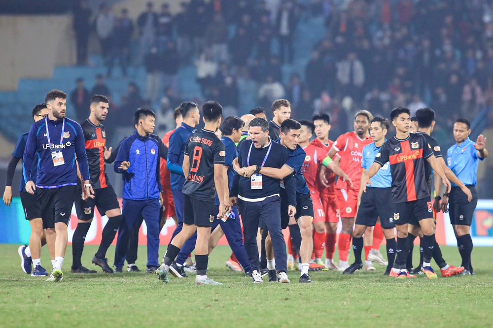 HLV CLB Ninh Bình: 'Trọng tài Malaysia đã phá hỏng trận đấu' - Ảnh 1. HLV CLB Ninh Bình: 'Trọng tài Malaysia đã phá hỏng trận đấu' - Ảnh 1.