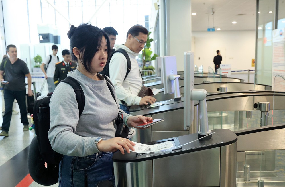 Ngành hàng không siết chặt kiểm soát y tế 24/7 trước virus Nipah - Ảnh 2.