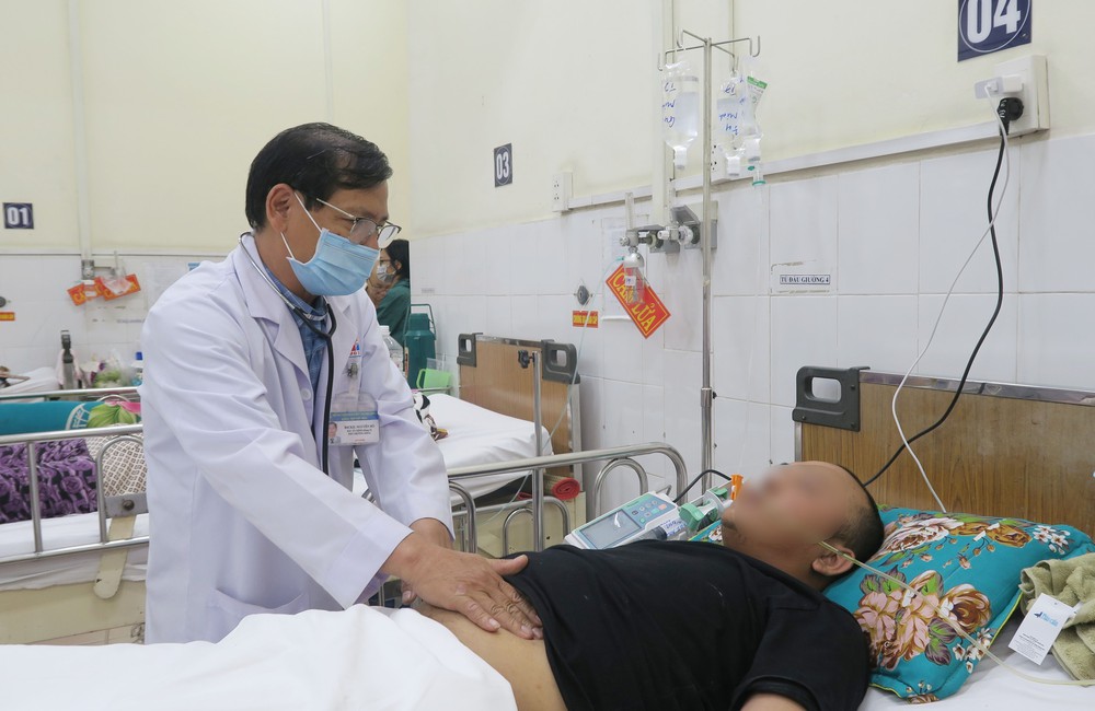 Bác sĩ cảnh báo nguy cơ viêm tụy cấp khi uống quá nhiều rượu, bia những ngày Tết - Ảnh 1.