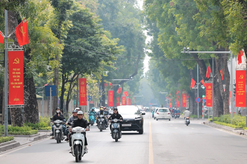 Đường phố Hà Nội rực rỡ chào mừng 96 năm thành lập Đảng - Ảnh 2.