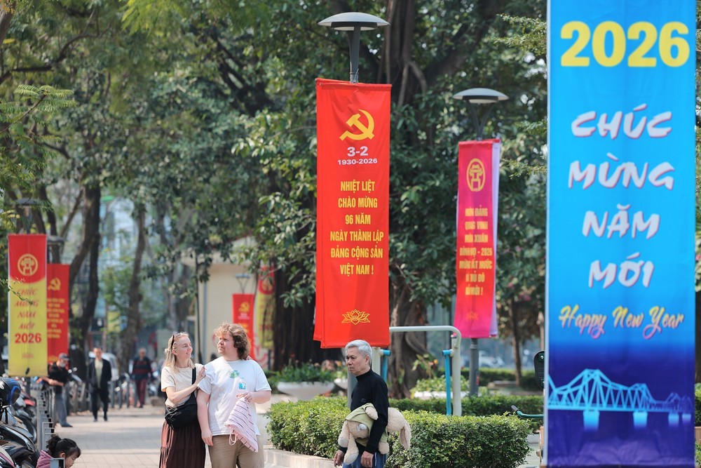 Đường phố Hà Nội rực rỡ chào mừng 96 năm thành lập Đảng - Ảnh 4.