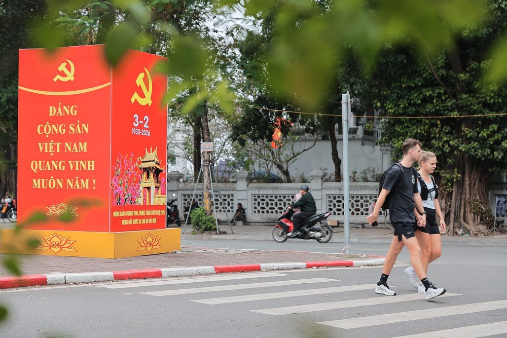 Đường phố Hà Nội rực rỡ chào mừng 96 năm thành lập Đảng - Ảnh 7.