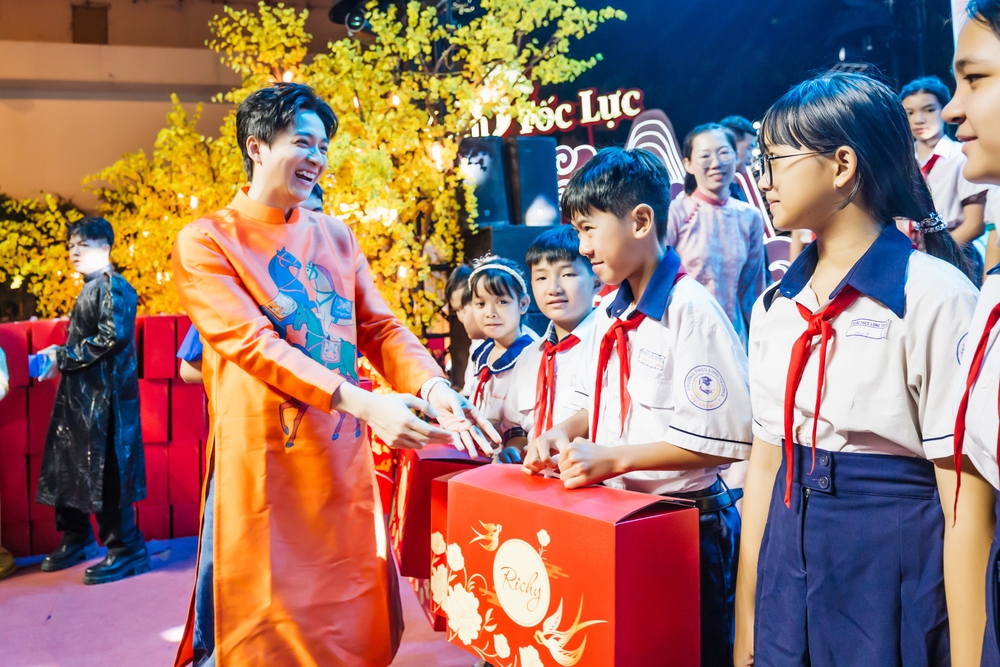 Cẩm Ly, Hồ Ngọc Hà mang Tết sớm đến 500 trẻ em khó khăn - Ảnh 4.