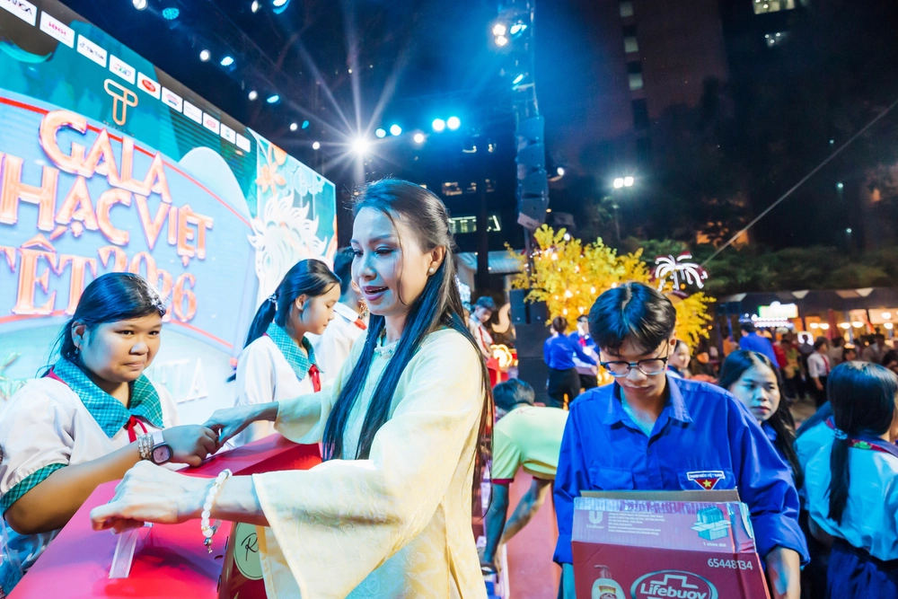 Cẩm Ly, Hồ Ngọc Hà mang Tết sớm đến 500 trẻ em khó khăn - Ảnh 3.