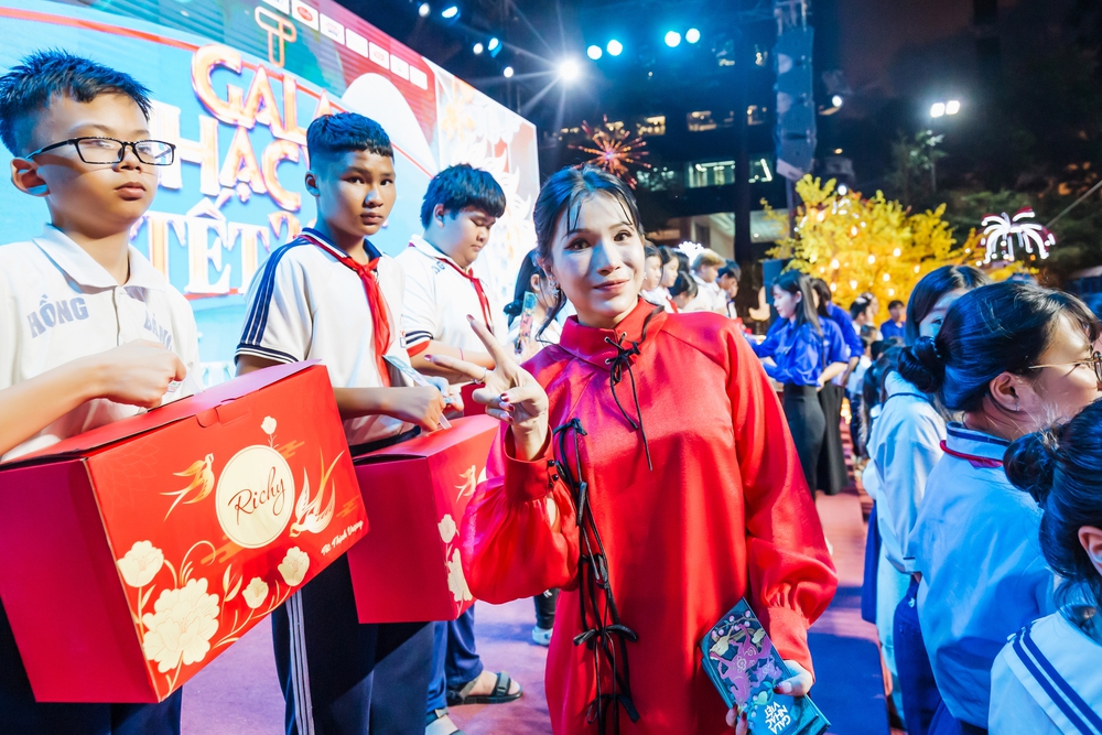 Cẩm Ly, Hồ Ngọc Hà mang Tết sớm đến 500 trẻ em khó khăn - Ảnh 5.