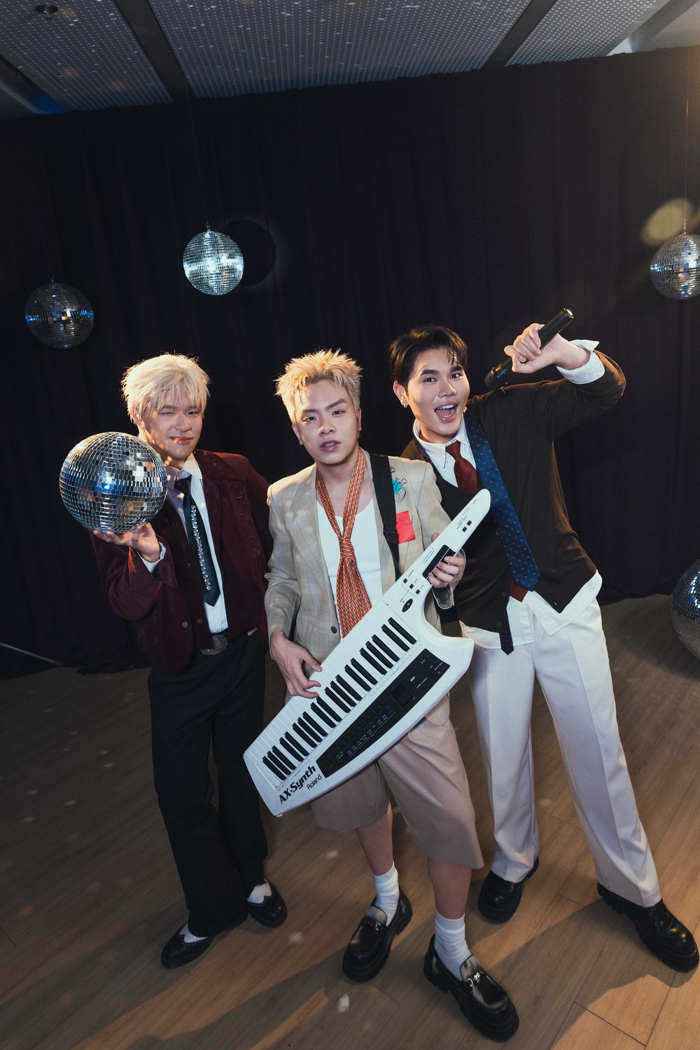 Hứa Kim Tuyền ra mắt ca khúc Valentine "Sạccc pin" - Ảnh 1.