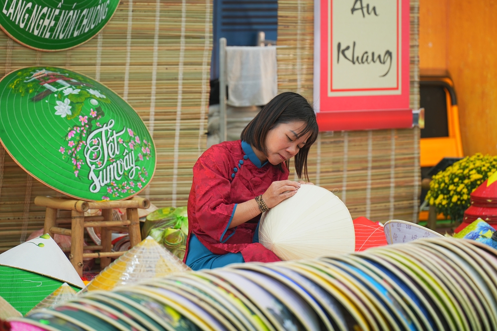 Nón lá Làng Chuông: Từ cánh đồng bước đến Hội chợ Mùa Xuân - Ảnh 2.