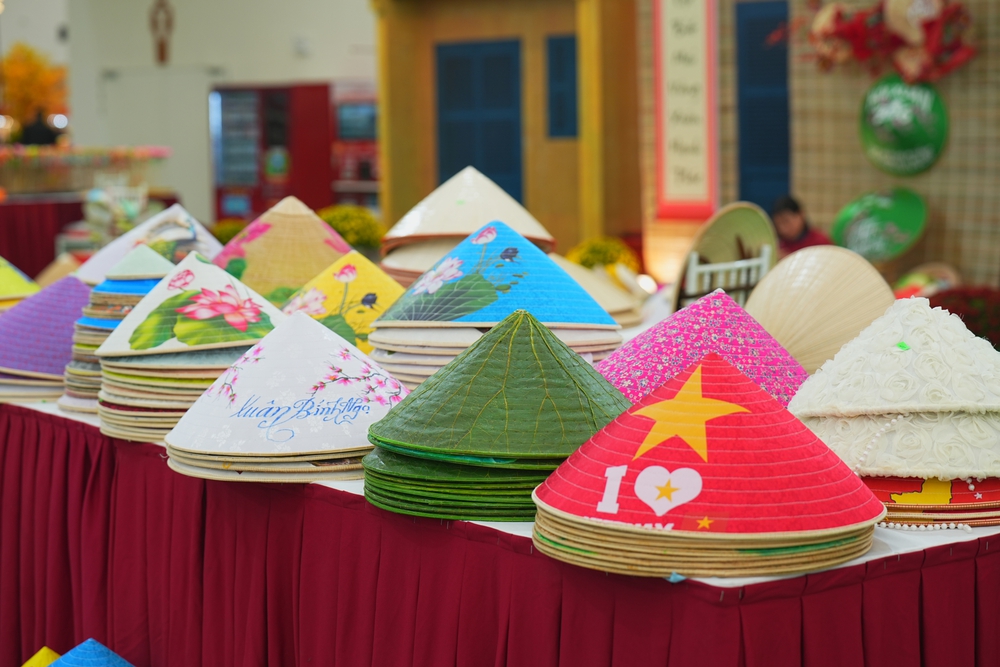 Nón lá Làng Chuông: Từ cánh đồng bước đến Hội chợ Mùa Xuân - Ảnh 3.