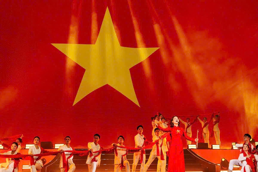 Ca sĩ nhí Dương Đức Hải cùng DTAP hát "Nhà tôi có treo một lá cờ" - Ảnh 4.