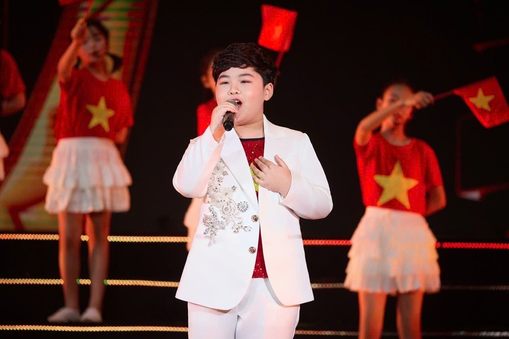 Ca sĩ nhí Dương Đức Hải cùng DTAP hát "Nhà tôi có treo một lá cờ" - Ảnh 1.