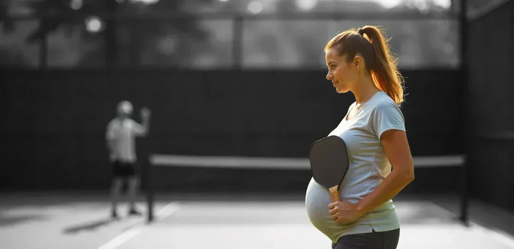 Mang bầu vẫn ra sân pickleball! - Ảnh 1.