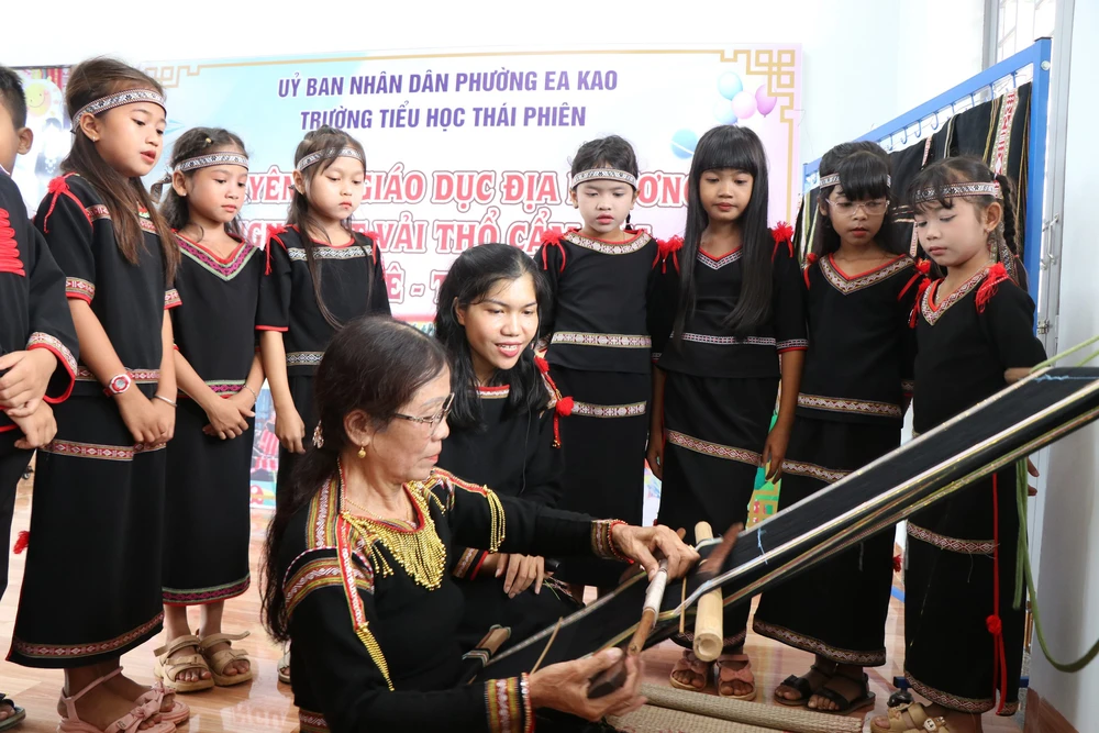 Góp ý sửa đổi tiêu chuẩn, quy trình biên soạn, thẩm định tài liệu giáo dục địa phương - Ảnh 2.