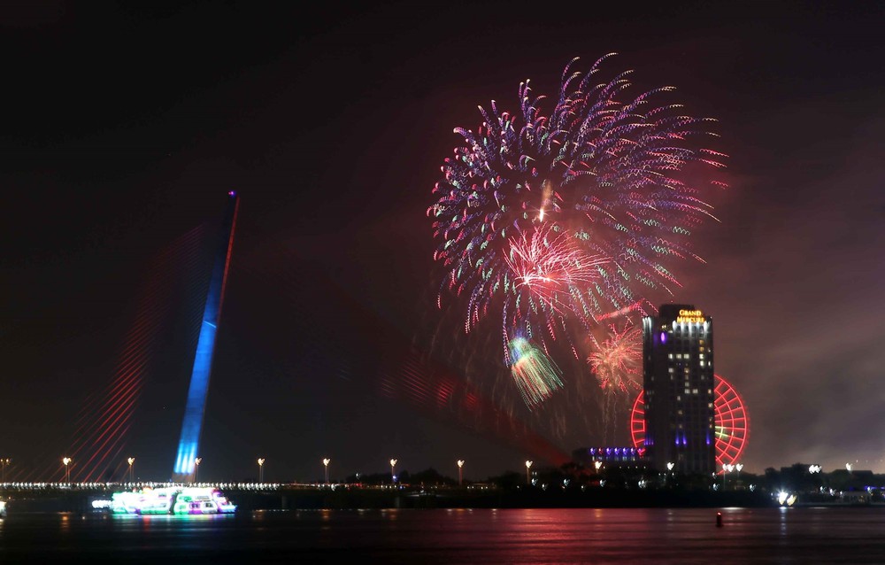 Rực sáng pháo hoa, gửi gắm ước vọng "mã đáo thành công" Xuân Bính Ngọ - Ảnh 2.