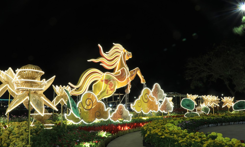 Huế ngập tràn sắc xuân về đêm - Ảnh 4.