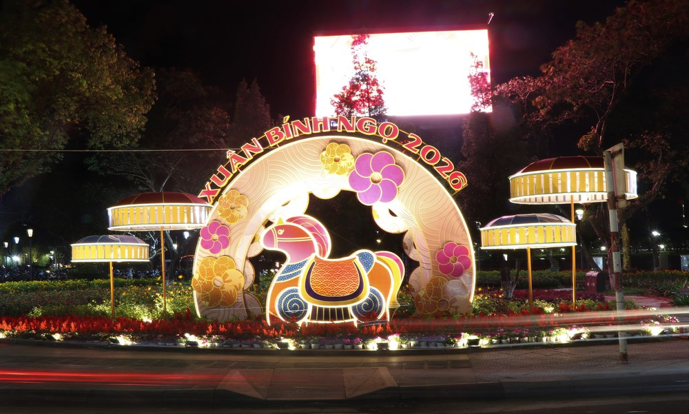 Huế ngập tràn sắc xuân về đêm - Ảnh 1.