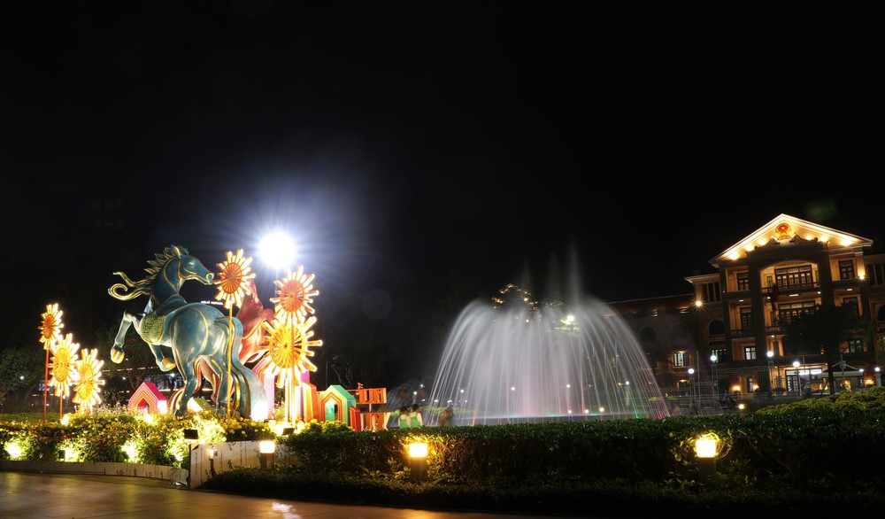 Huế ngập tràn sắc xuân về đêm - Ảnh 3.