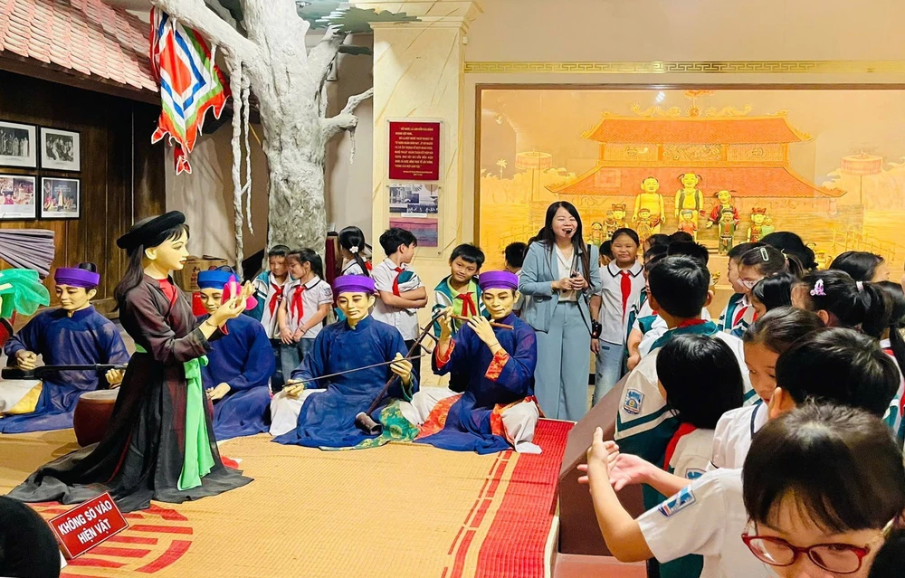 Góp ý sửa đổi tiêu chuẩn, quy trình biên soạn, thẩm định tài liệu giáo dục địa phương - Ảnh 1.