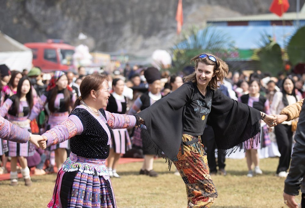 Đa dạng sắc màu lễ hội Xuân thu hút khách đến Đất Tổ - Ảnh 3.