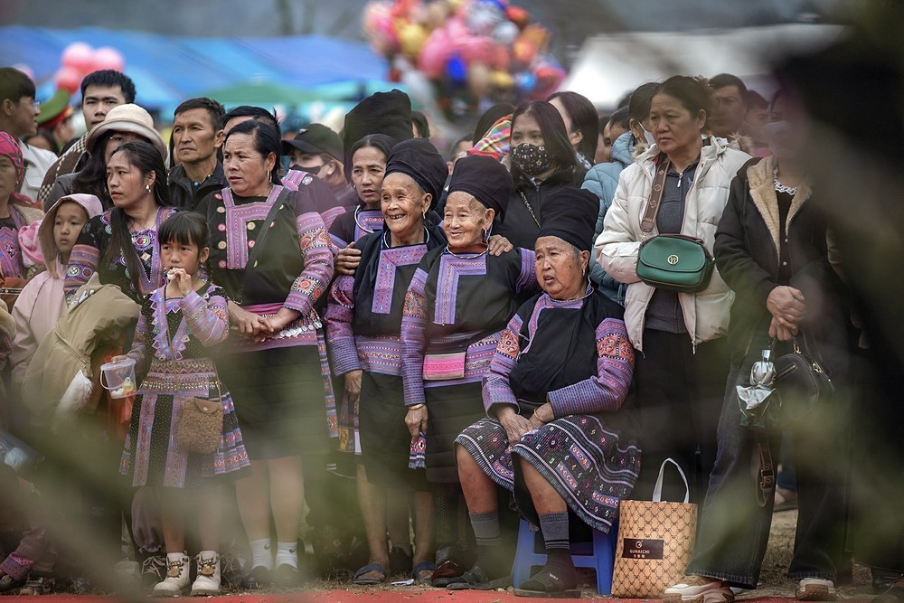 Đa dạng sắc màu lễ hội Xuân thu hút khách đến Đất Tổ - Ảnh 2.