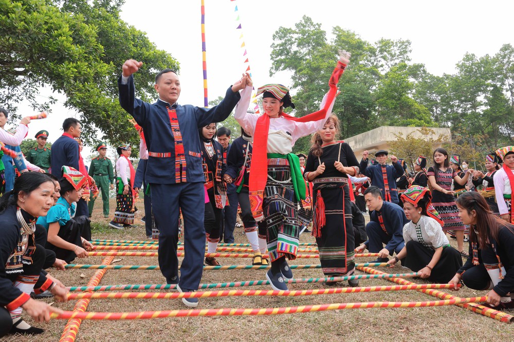 Đa dạng sắc màu lễ hội Xuân thu hút khách đến Đất Tổ - Ảnh 1.