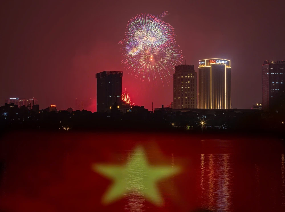 Rực sáng pháo hoa, gửi gắm ước vọng "mã đáo thành công" Xuân Bính Ngọ - Ảnh 1.