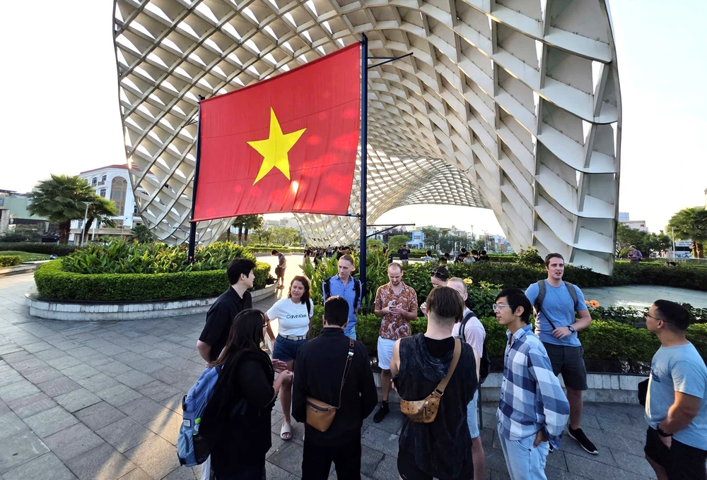 Các điểm du lịch tại Đà Nẵng thu hút đông khách tham quan - Ảnh 6.