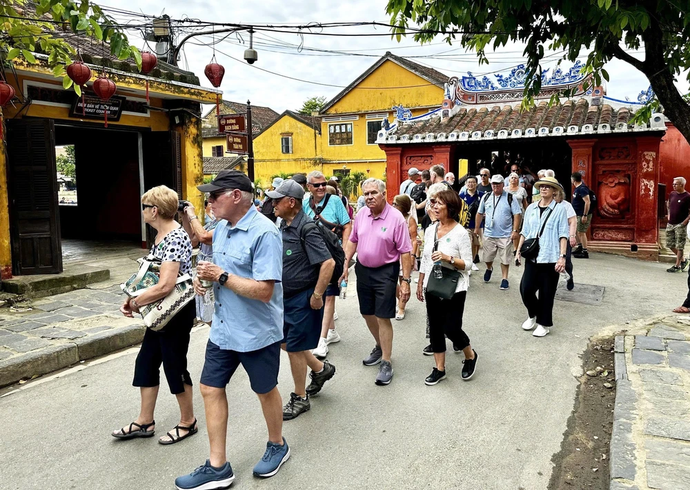 Các điểm du lịch tại Đà Nẵng thu hút đông khách tham quan - Ảnh 2.