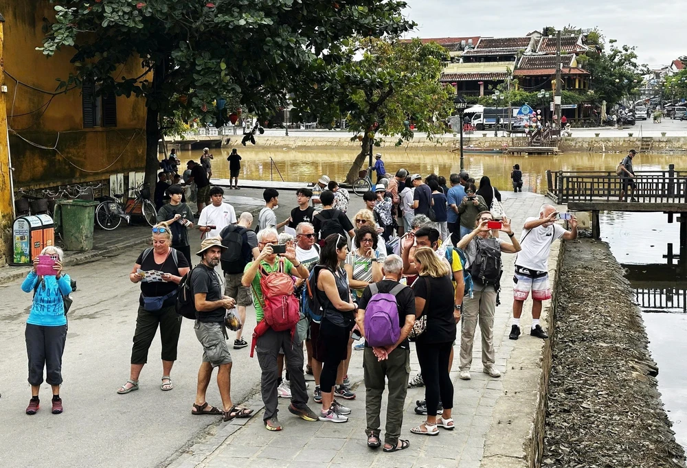 Các điểm du lịch tại Đà Nẵng thu hút đông khách tham quan - Ảnh 3.