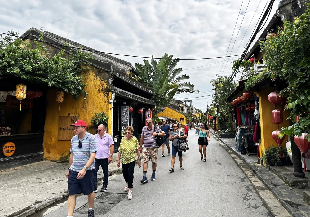 Các điểm du lịch tại Đà Nẵng thu hút đông khách tham quan - Ảnh 1.