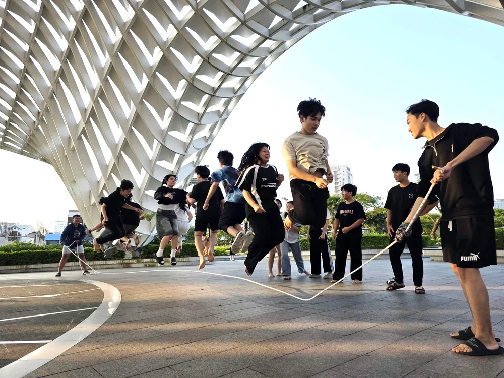 Các điểm du lịch tại Đà Nẵng thu hút đông khách tham quan - Ảnh 7.