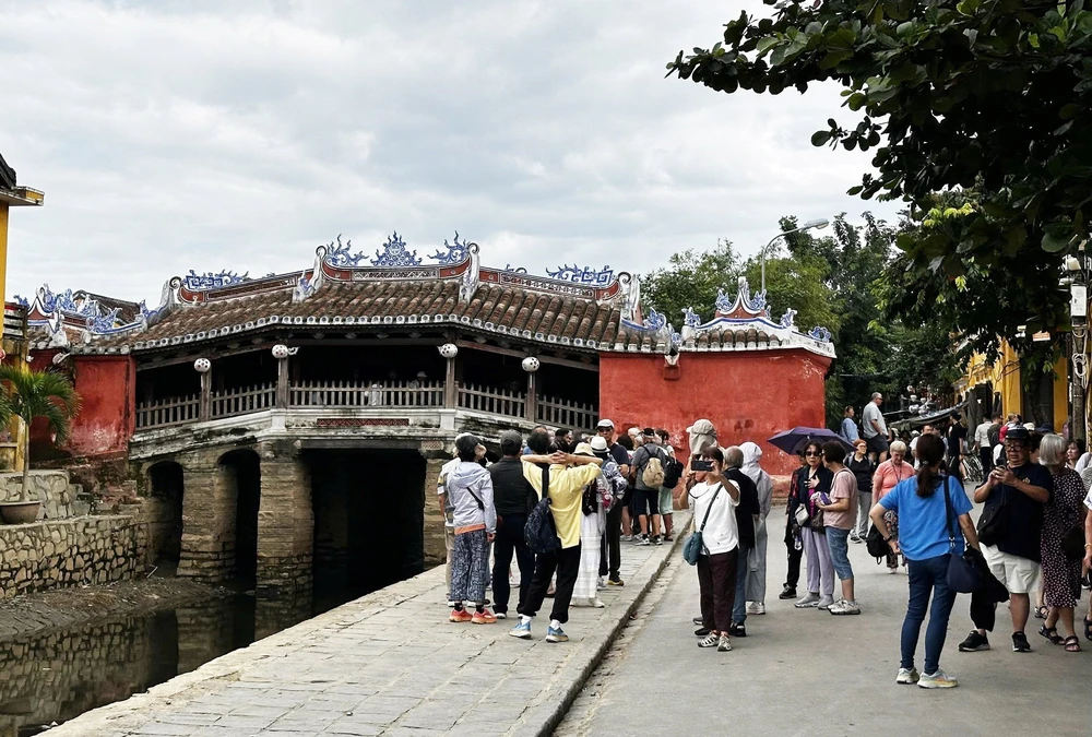 Các điểm du lịch tại Đà Nẵng thu hút đông khách tham quan - Ảnh 5.