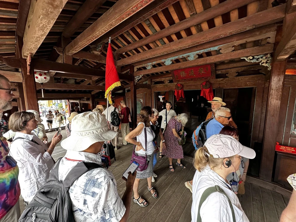 Các điểm du lịch tại Đà Nẵng thu hút đông khách tham quan - Ảnh 4.