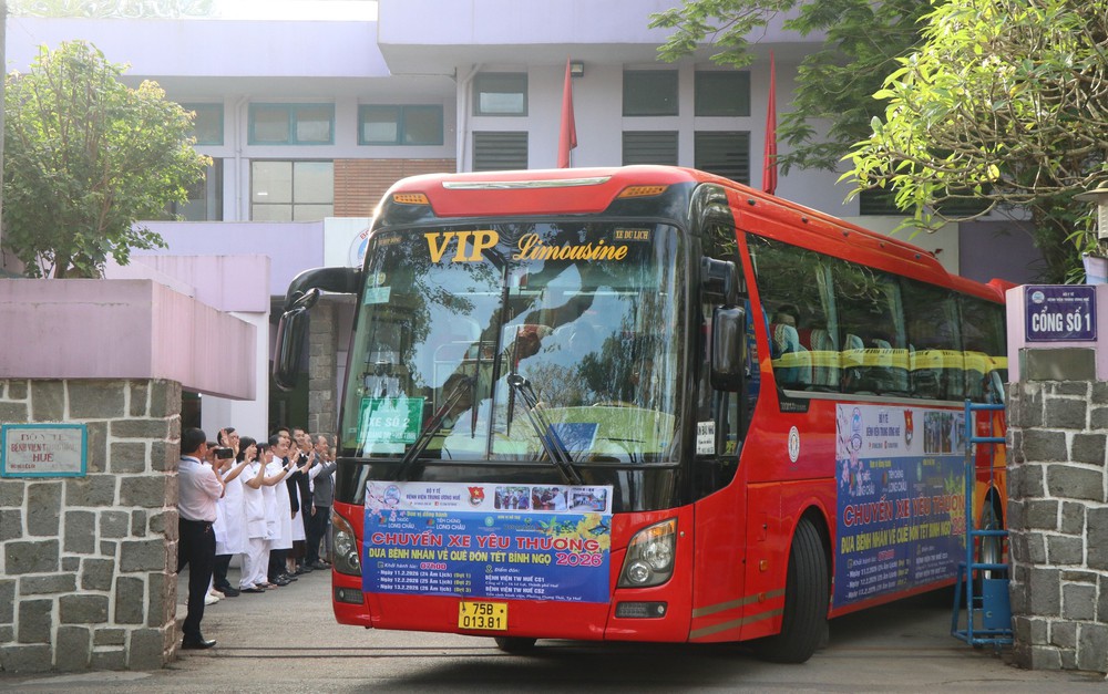 Ấm lòng những chuyến xe yêu thương đưa bệnh nhân về quê đón Tết - Ảnh 2.