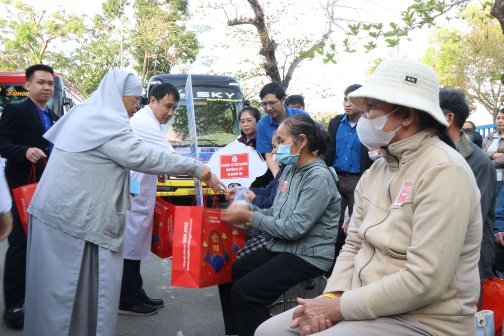 Ấm lòng những chuyến xe yêu thương đưa bệnh nhân về quê đón Tết - Ảnh 3.