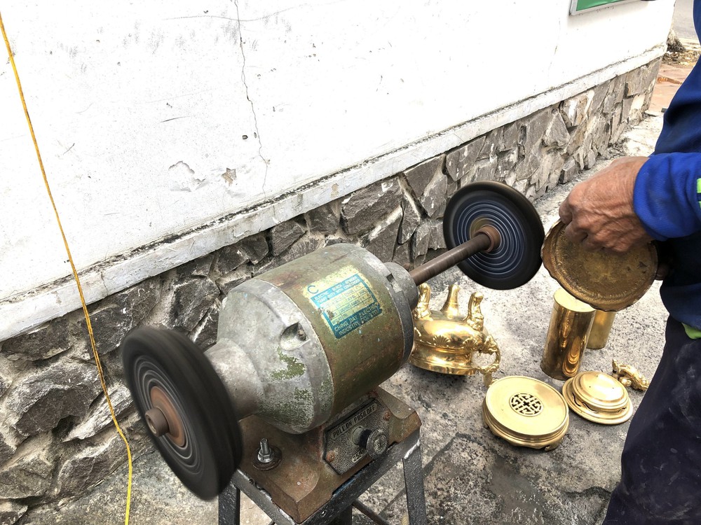 Nghề chùi bóng lư đồng dịp Tết cổ truyền ở vùng đất Tây Đô - Ảnh 3.