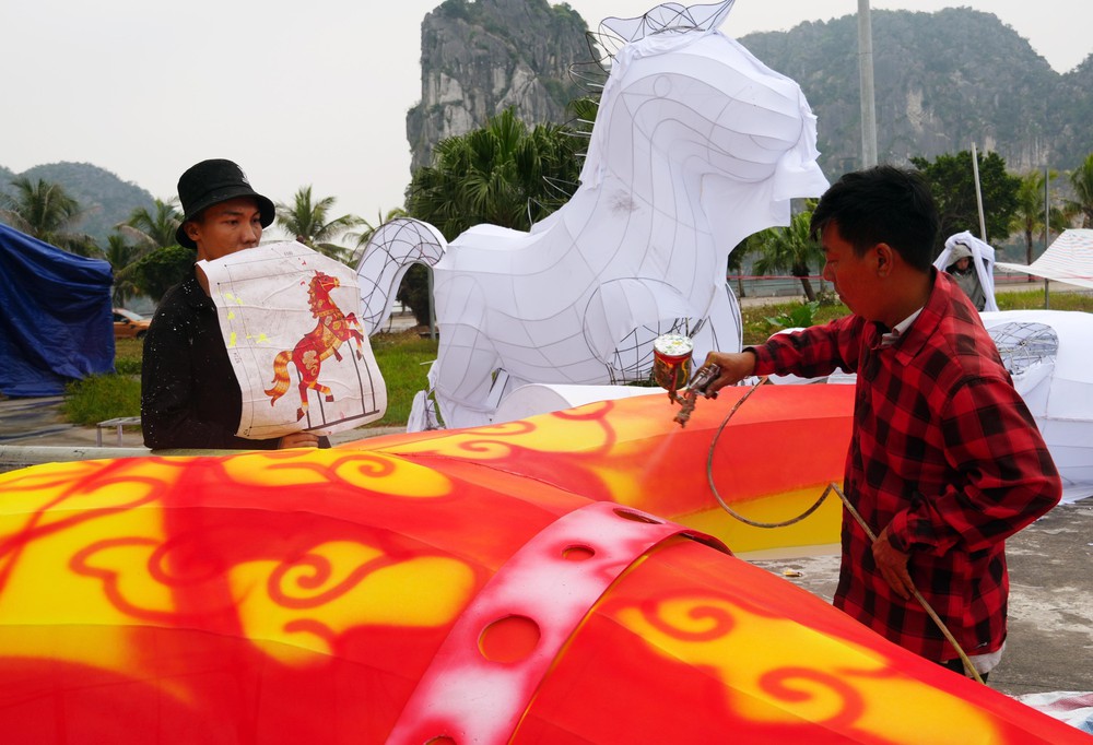 Quảng Ninh lần đầu tổ chức Đại lộ hoa và công nghệ ánh sáng bên vịnh kỳ quan Hạ Long - Ảnh 3.