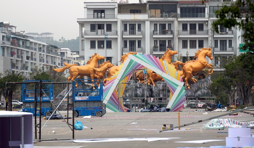 Quảng Ninh lần đầu tổ chức Đại lộ hoa và công nghệ ánh sáng bên vịnh kỳ quan Hạ Long - Ảnh 1.