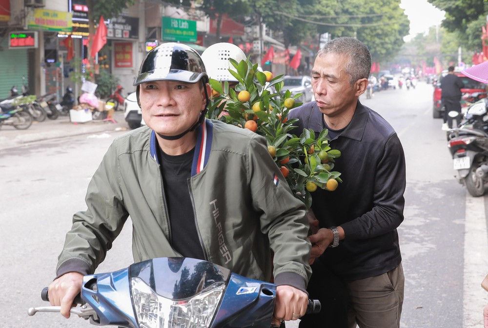 Tiểu thương thấp thỏm vì sức mua đào, quất giảm - Ảnh 11.