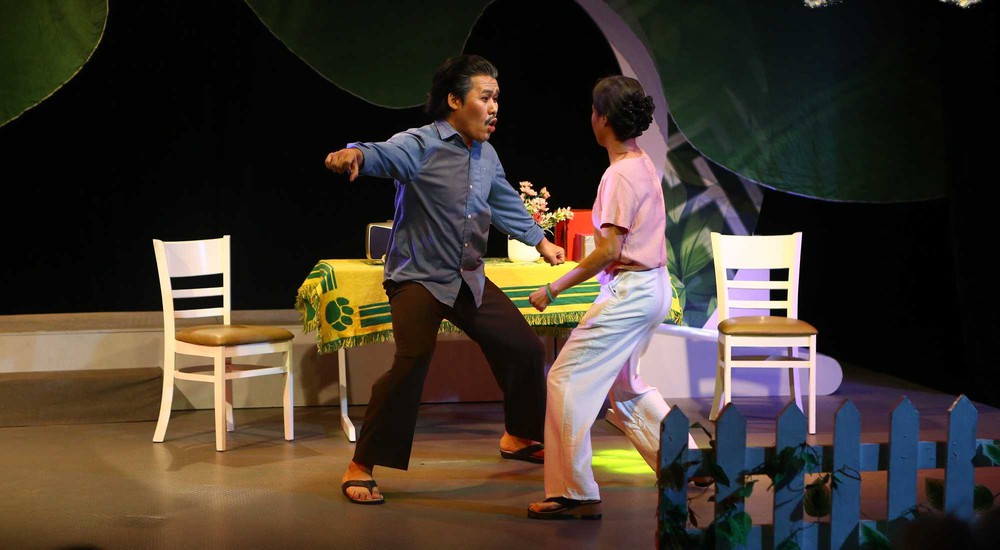 (Bài Tết chị Hằng biên tập) Kịch Tết “Xóm phông bạt”: Giá trị của tình thân giữa dòng đời - Ảnh 4. (Bài Tết chị Hằng biên tập) Kịch Tết “Xóm phông bạt”: Giá trị của tình thân giữa dòng đời - Ảnh 4.