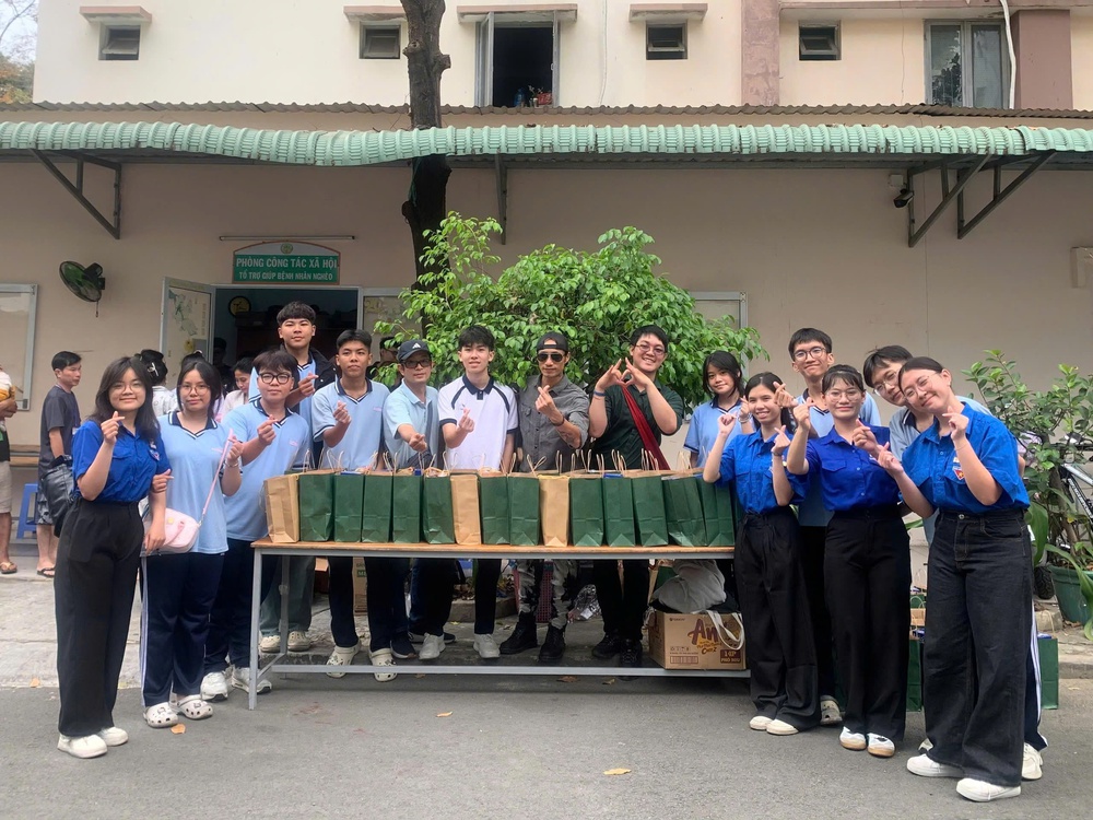 Trao tặng 179 triệu đồng tại Bệnh viện Nhi Đồng 2 - Ảnh 1.