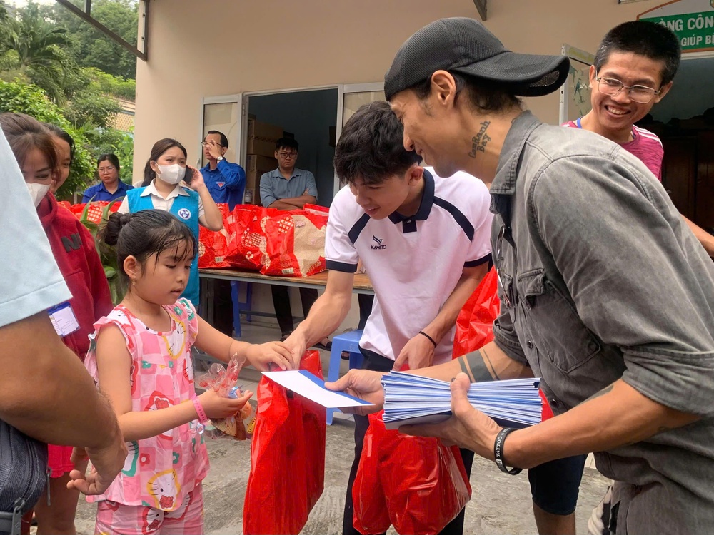 Trao tặng 179 triệu đồng tại Bệnh viện Nhi Đồng 2 - Ảnh 2.