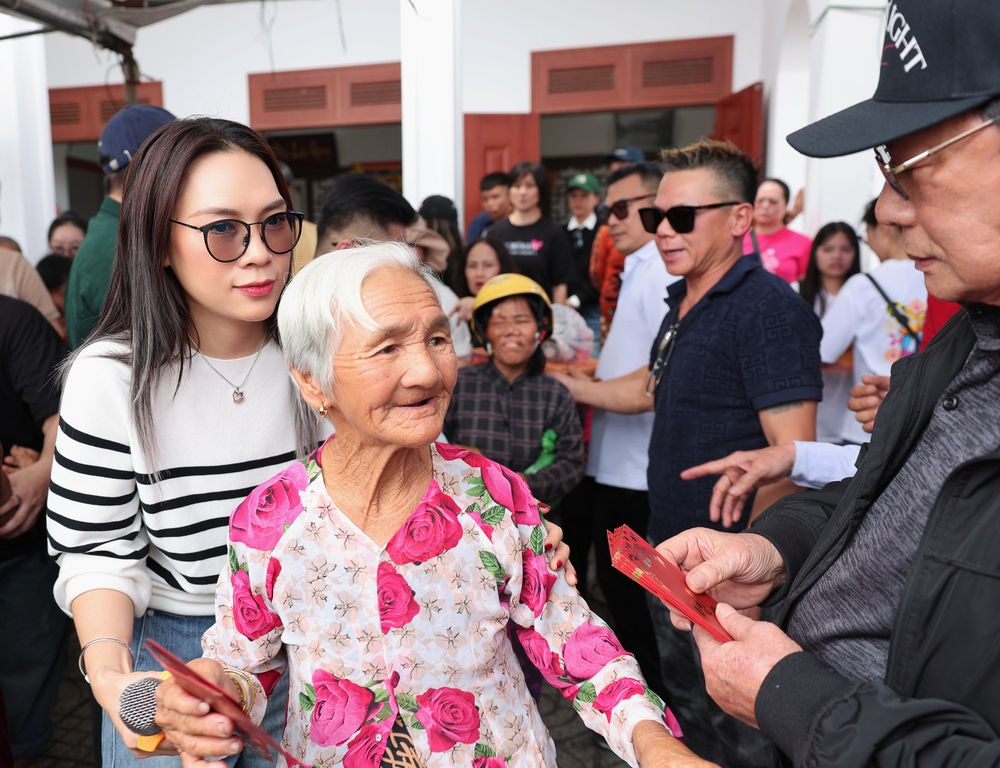 Mỹ Tâm bền bỉ lan tỏa yêu thương qua hành trình thiện nguyện cuối năm - Ảnh 1.