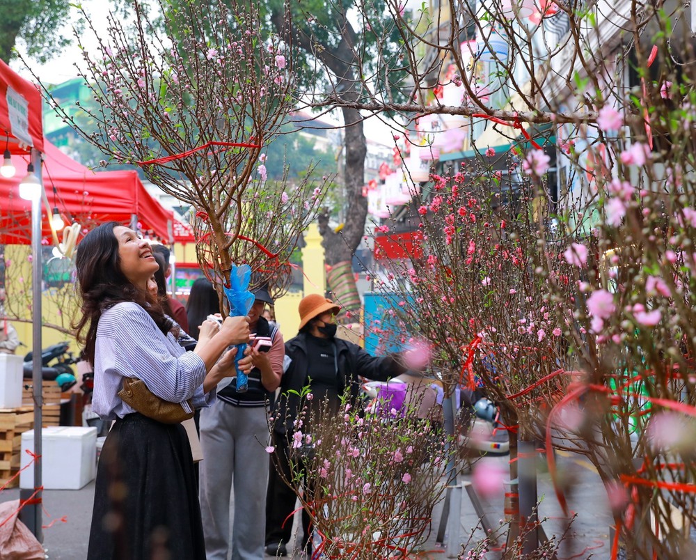 Rực rỡ sắc Xuân giữa lòng phố cổ - Ảnh 10.