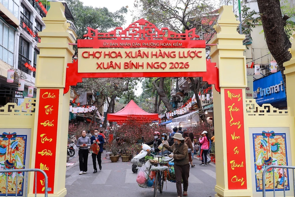 Rực rỡ sắc Xuân giữa lòng phố cổ - Ảnh 1.