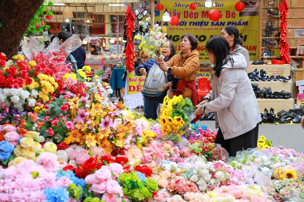 Rực rỡ sắc Xuân giữa lòng phố cổ - Ảnh 17.